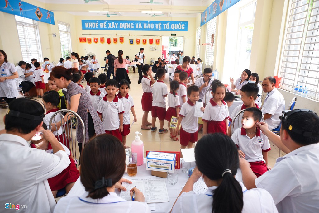Khám miễn phí cho hàng trăm học sinh Hạ Đình sau vụ cháy Rạng Đông - Ảnh 2. Khám miễn phí cho hàng trăm học sinh Hạ Đình sau vụ cháy Rạng Đông - Ảnh 2.