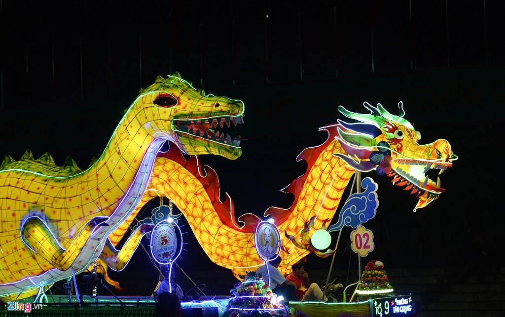 Đèn lồng khổng lồ được rước ra đường đón Trung thu - Ảnh 2. Đèn lồng khổng lồ được rước ra đường đón Trung thu - Ảnh 2.