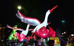Đèn lồng khổng lồ được rước ra đường đón Trung thu