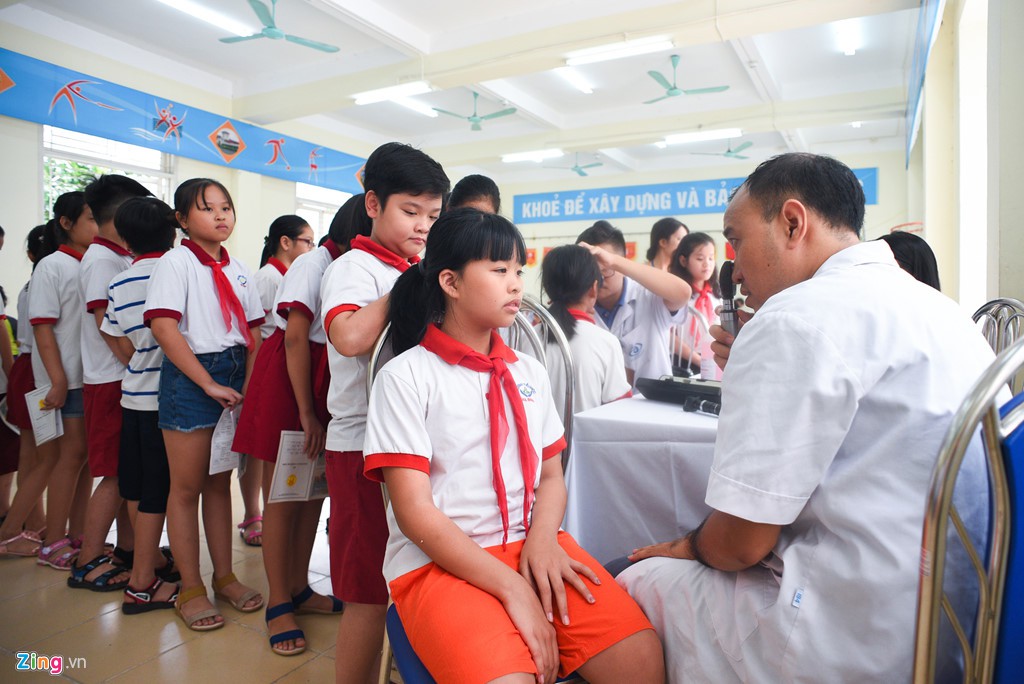 Khám miễn phí cho hàng trăm học sinh Hạ Đình sau vụ cháy Rạng Đông - Ảnh 8. Khám miễn phí cho hàng trăm học sinh Hạ Đình sau vụ cháy Rạng Đông - Ảnh 8.