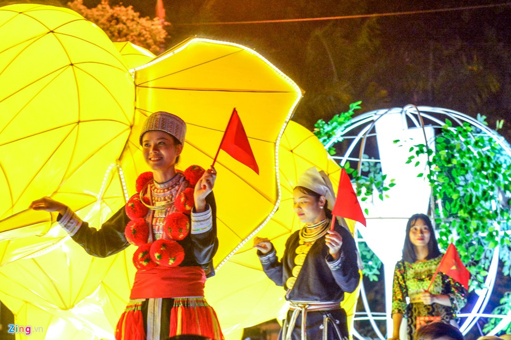 Đèn lồng khổng lồ được rước ra đường đón Trung thu - Ảnh 8. Đèn lồng khổng lồ được rước ra đường đón Trung thu - Ảnh 8.