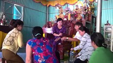Nổ là 'thánh mẫu', chữa bá bệnh bằng... nước