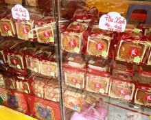 Dân buôn bán bánh Trung thu 'rầu rĩ' vì lợi nhuận chẳng được bao nhiêu