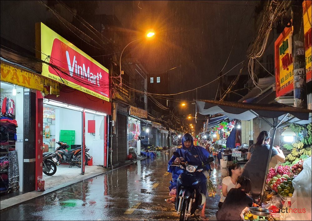 Chợ truyền thống bị ông lớn bán lẻ bao vây - Ảnh 1. Chợ truyền thống bị ông lớn bán lẻ bao vây - Ảnh 1.