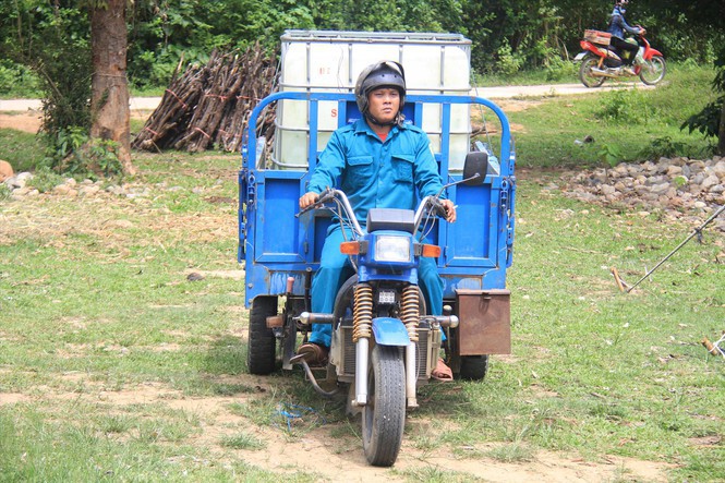 Dân quân chở nước về 'chữa' khát cho dân - Ảnh 2.