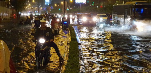 'Rốn ngập' Nguyễn Hữu Cảnh ngập trong trận mưa lớn: Ông chủ 'siêu máy bơm' nói gì? - Ảnh 1.