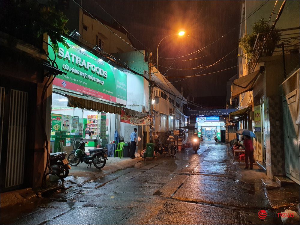 Chợ truyền thống bị ông lớn bán lẻ bao vây - Ảnh 2. Chợ truyền thống bị ông lớn bán lẻ bao vây - Ảnh 2.