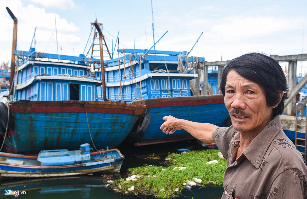 Hàng loạt tàu cá tiền tỉ hoang phế ở làng chài Quảng Ngãi - Ảnh 2.