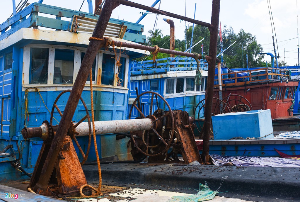Hàng loạt tàu cá tiền tỉ hoang phế ở làng chài Quảng Ngãi - Ảnh 3.