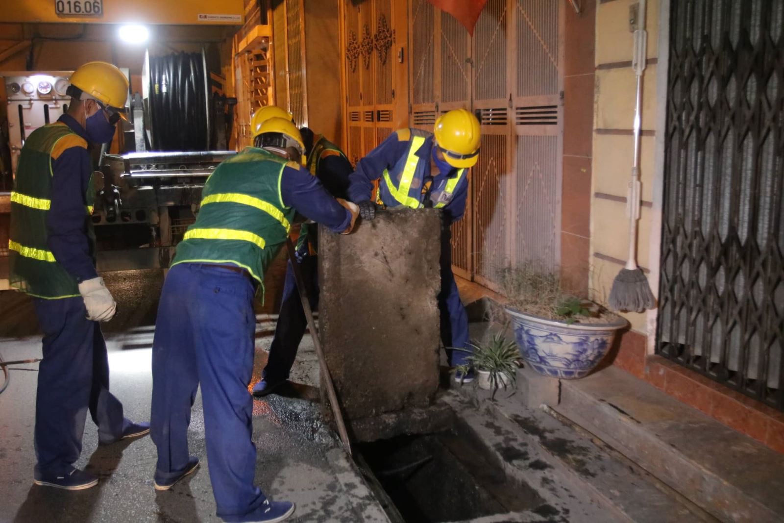 Bắt đầu hút bùn hệ thống thoát nước thải xung quanh Công ty Rạng Đông - Ảnh 5. Bắt đầu hút bùn hệ thống thoát nước thải xung quanh Công ty Rạng Đông - Ảnh 5.