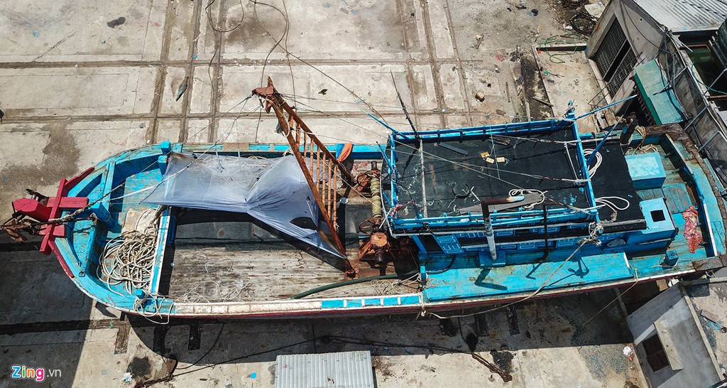 Hàng loạt tàu cá tiền tỉ hoang phế ở làng chài Quảng Ngãi - Ảnh 9.