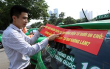 Hàng loạt taxi truyền thống dán khẩu hiệu ủng hộ gắn hộp đèn với xe công nghệ