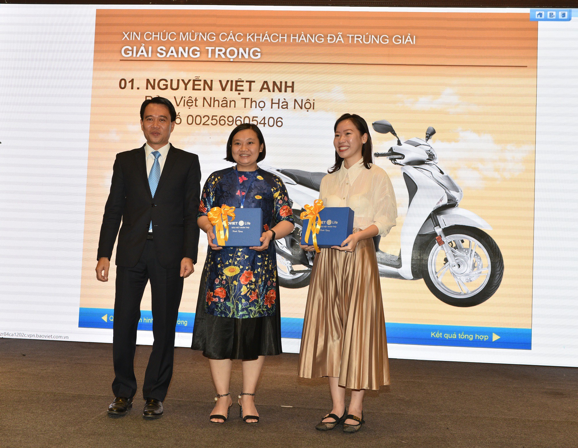 Đại diện Lãnh đạo Bảo Việt Nhân thọ trao quà tặng cho 2 khách hàng đã hỗ trợ tìm ra chủ nhân chiếc xe SH Đại diện Lãnh đạo Bảo Việt Nhân thọ trao quà tặng cho 2 khách hàng đã hỗ trợ tìm ra chủ nhân chiếc xe SH