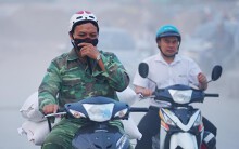 Lớp bụi mịn phủ kín Hà Nội khiến người dân nhầm tưởng sương mù