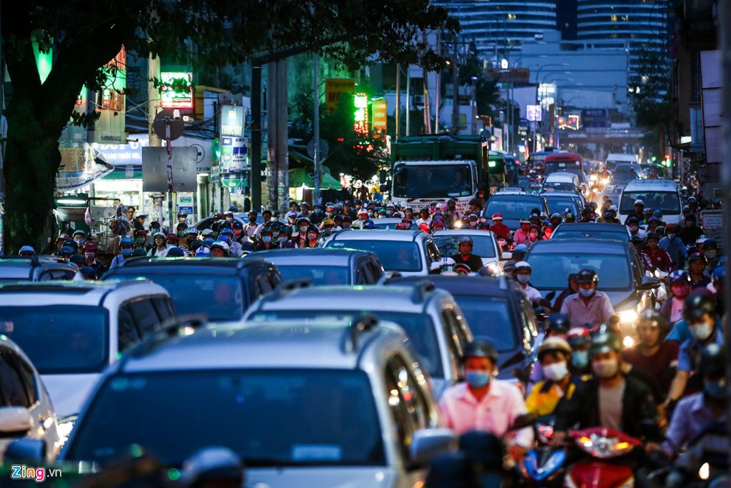 Người dân TP HCM thiệt đơn, thiệt kép giữa ma trận kẹt xe - Ảnh 1. Người dân TP HCM thiệt đơn, thiệt kép giữa ma trận kẹt xe - Ảnh 1.