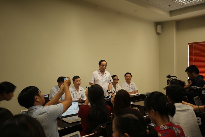 Bé trai 3 tuổi bị bỏ quên trên xe đưa đón hôn mê khi nhập viện - Ảnh 1.