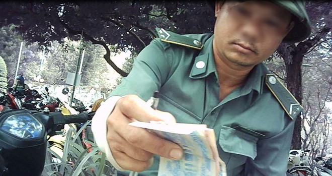 Thu phí đỗ ô tô, tiền vào túi ai? - Ảnh 6. Thu phí đỗ ô tô, tiền vào túi ai? - Ảnh 6.