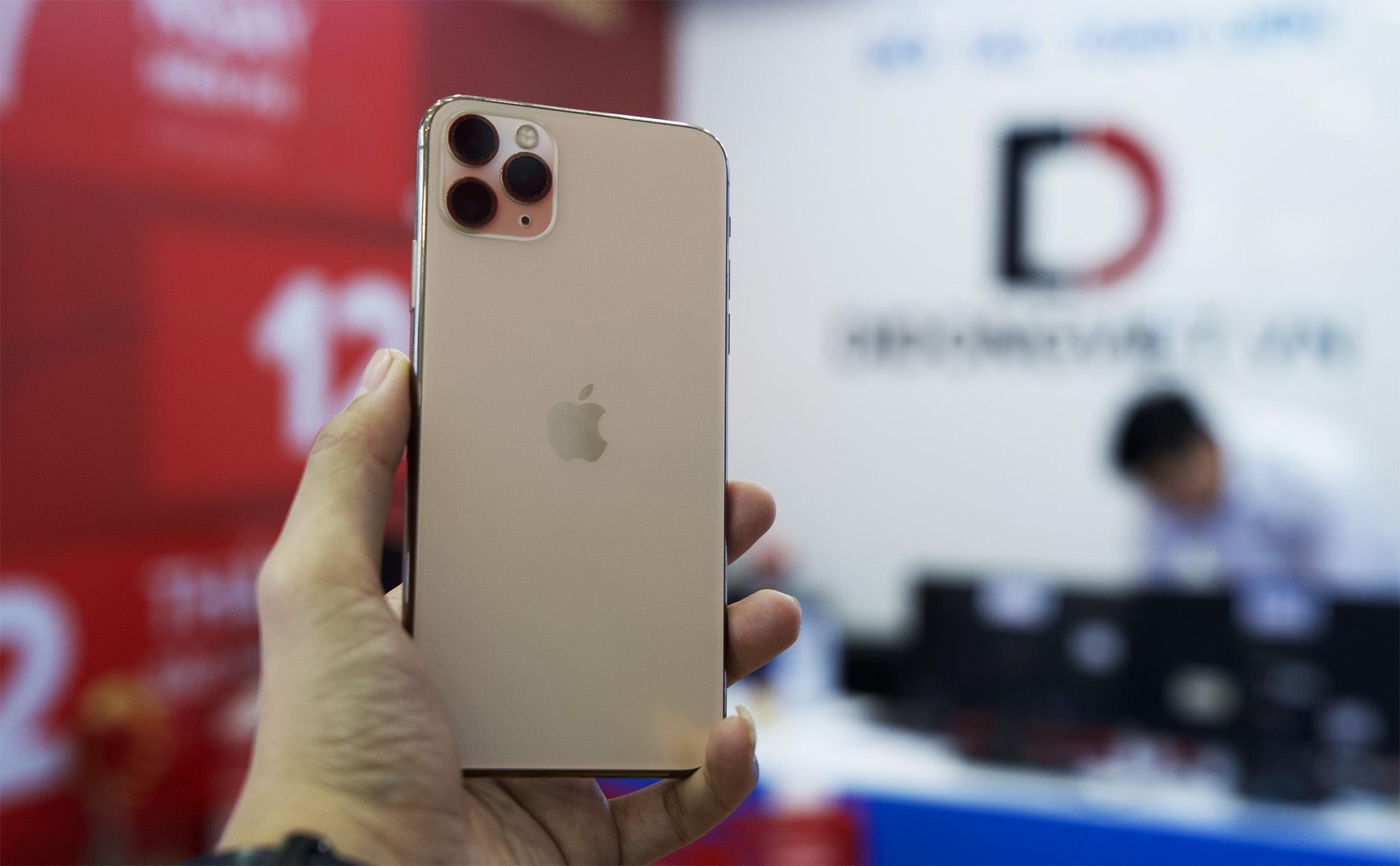 iphone-11-pro-max-dung-luong-256gb-da-co-chu-voi-gia-79-trieu-dong-2