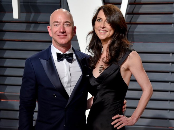 Mùa hè hào nhoáng của tỉ phú số một thế giới Jeff Bezos và nhân tình - Ảnh 1. Mùa hè hào nhoáng của tỉ phú số một thế giới Jeff Bezos và nhân tình - Ảnh 1.