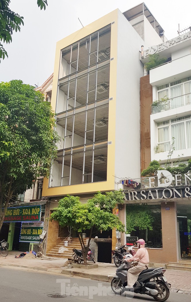 Khu phố kiểu mẫu nháo nhác vì loạt công trình cấp phép lạ - Ảnh 1. Khu phố kiểu mẫu nháo nhác vì loạt công trình cấp phép lạ - Ảnh 1.
