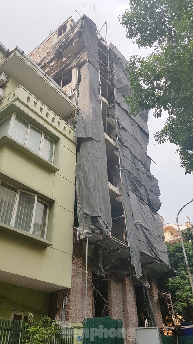 Khu phố kiểu mẫu nháo nhác vì loạt công trình cấp phép lạ - Ảnh 3. Khu phố kiểu mẫu nháo nhác vì loạt công trình cấp phép lạ - Ảnh 3.