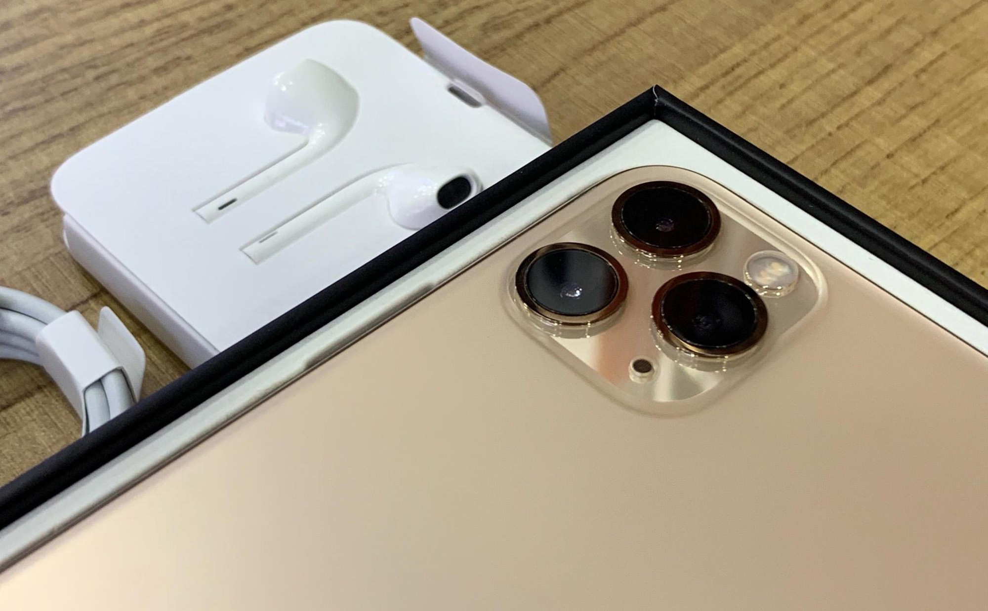 thi-nhau-coc-iphone-11-chinh-hang-do-lo-ngai-gia-hang-xach-tay-bien-dong-1 thi-nhau-coc-iphone-11-chinh-hang-do-lo-ngai-gia-hang-xach-tay-bien-dong-1