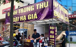 Sau Trung thu, cửa hàng bánh trung thu đại hạ giá mọc như nấm ven đường