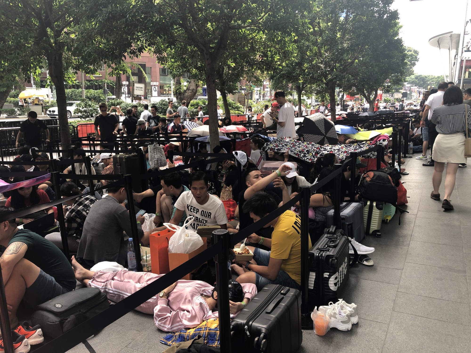 luong-nguoi-xep-hang-mua-iphone-11-chinh-hang-tai-singapore-khong-dong-nhu-du-doan-2 luong-nguoi-xep-hang-mua-iphone-11-chinh-hang-tai-singapore-khong-dong-nhu-du-doan-2