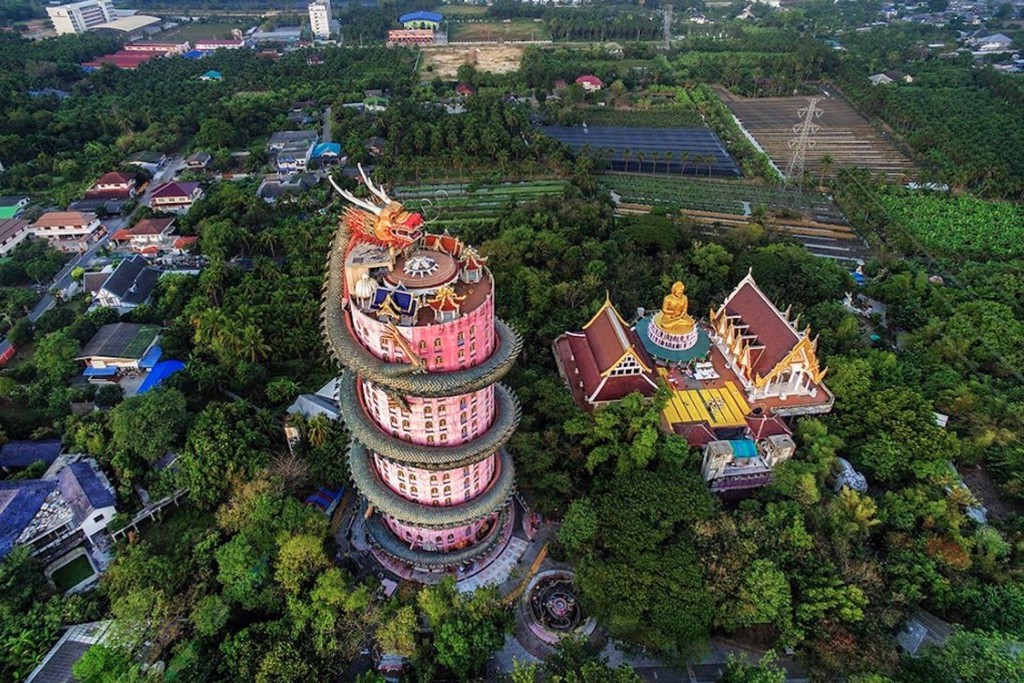 Bí ẩn đằng sau ngôi chùa hồng có rồng khổng lồ quấn quanh - Ảnh 1. Bí ẩn đằng sau ngôi chùa hồng có rồng khổng lồ quấn quanh - Ảnh 1.