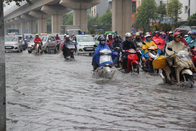 Hà Nội mưa lớn từ sáng sớm, nhiều tuyến phố ngập lụt, ách tắc - Ảnh 1. Hà Nội mưa lớn từ sáng sớm, nhiều tuyến phố ngập lụt, ách tắc - Ảnh 1.