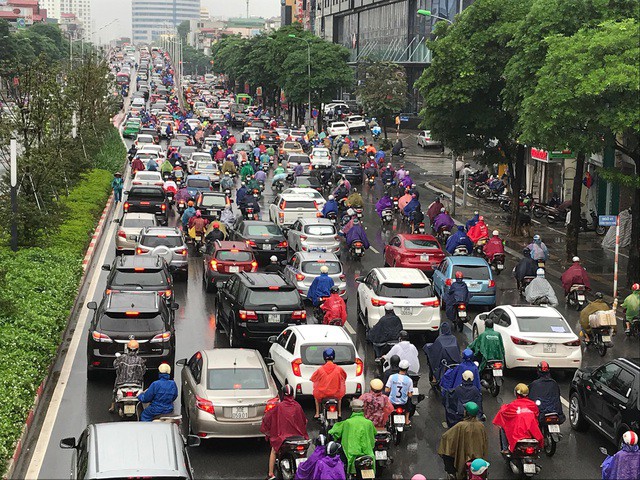 Hà Nội mưa lớn từ sáng sớm, nhiều tuyến phố ngập lụt, ách tắc - Ảnh 10. Hà Nội mưa lớn từ sáng sớm, nhiều tuyến phố ngập lụt, ách tắc - Ảnh 10.