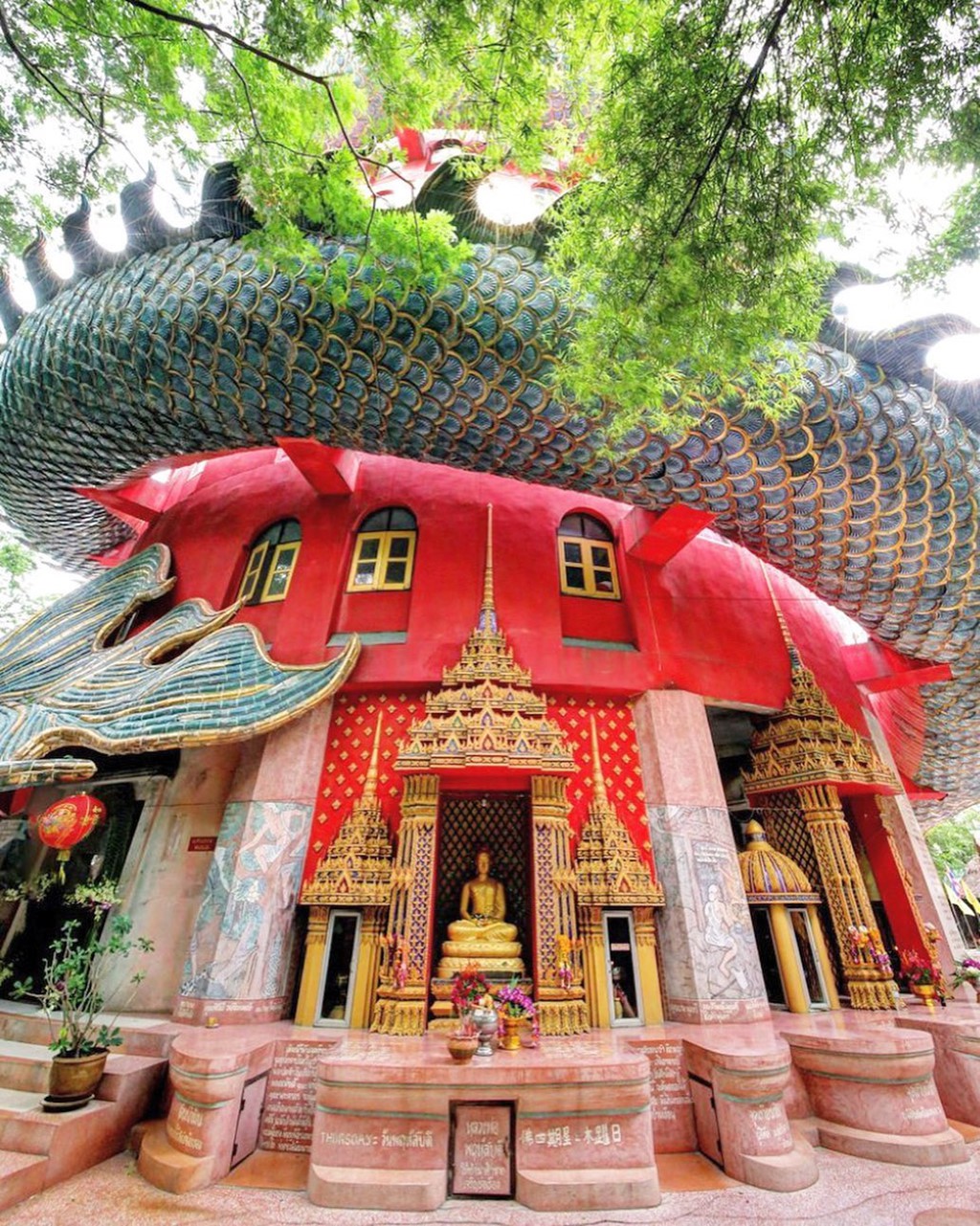 Bi an dang sau ngoi chua hong co rong khong lo quan quanh hinh anh 2 Bi an dang sau ngoi chua hong co rong khong lo quan quanh hinh anh 2