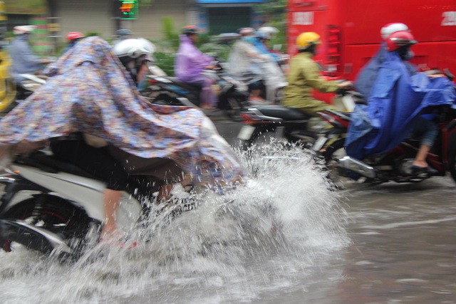 Hà Nội mưa lớn từ sáng sớm, nhiều tuyến phố ngập lụt, ách tắc - Ảnh 2. Hà Nội mưa lớn từ sáng sớm, nhiều tuyến phố ngập lụt, ách tắc - Ảnh 2.