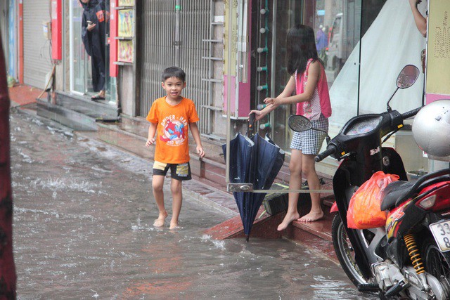 Hà Nội mưa lớn từ sáng sớm, nhiều tuyến phố ngập lụt, ách tắc - Ảnh 4. Hà Nội mưa lớn từ sáng sớm, nhiều tuyến phố ngập lụt, ách tắc - Ảnh 4.