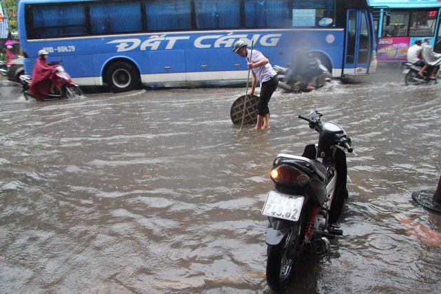 Hà Nội mưa lớn từ sáng sớm, nhiều tuyến phố ngập lụt, ách tắc - Ảnh 5. Hà Nội mưa lớn từ sáng sớm, nhiều tuyến phố ngập lụt, ách tắc - Ảnh 5.