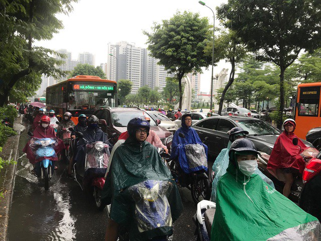 Hà Nội mưa lớn từ sáng sớm, nhiều tuyến phố ngập lụt, ách tắc - Ảnh 7. Hà Nội mưa lớn từ sáng sớm, nhiều tuyến phố ngập lụt, ách tắc - Ảnh 7.