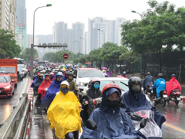 Hà Nội mưa lớn từ sáng sớm, nhiều tuyến phố ngập lụt, ách tắc - Ảnh 8. Hà Nội mưa lớn từ sáng sớm, nhiều tuyến phố ngập lụt, ách tắc - Ảnh 8.