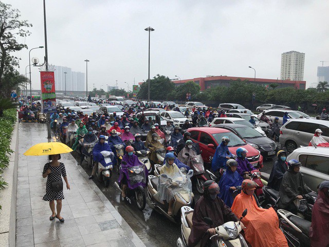 Hà Nội mưa lớn từ sáng sớm, nhiều tuyến phố ngập lụt, ách tắc - Ảnh 9. Hà Nội mưa lớn từ sáng sớm, nhiều tuyến phố ngập lụt, ách tắc - Ảnh 9.