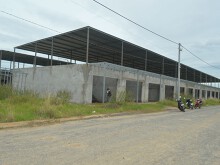 Nhà xây cho người dân vùng sạt lở Vàm Nao bỏ dở dang