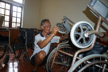 Biến phế liệu thành xe lăn tặng bệnh nhân nghèo