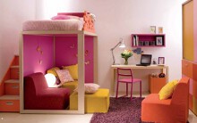Căn phòng của trẻ được thiết kế bằng gam màu sặc sỡ