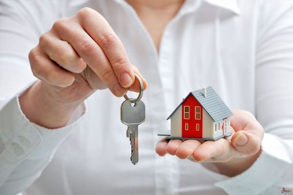 Rủi ro nhờ người đứng tên mua nhà - Ảnh 1. Rủi ro nhờ người đứng tên mua nhà - Ảnh 1.