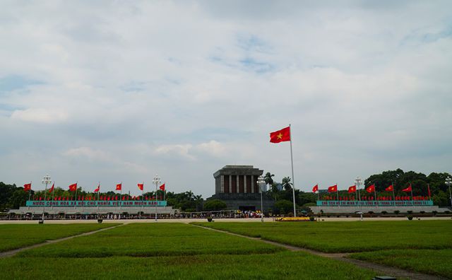 Hàng nghìn người dân xếp hàng viếng Lăng Chủ tịch Hồ Chí Minh - Ảnh 2. Hàng nghìn người dân xếp hàng viếng Lăng Chủ tịch Hồ Chí Minh - Ảnh 2.