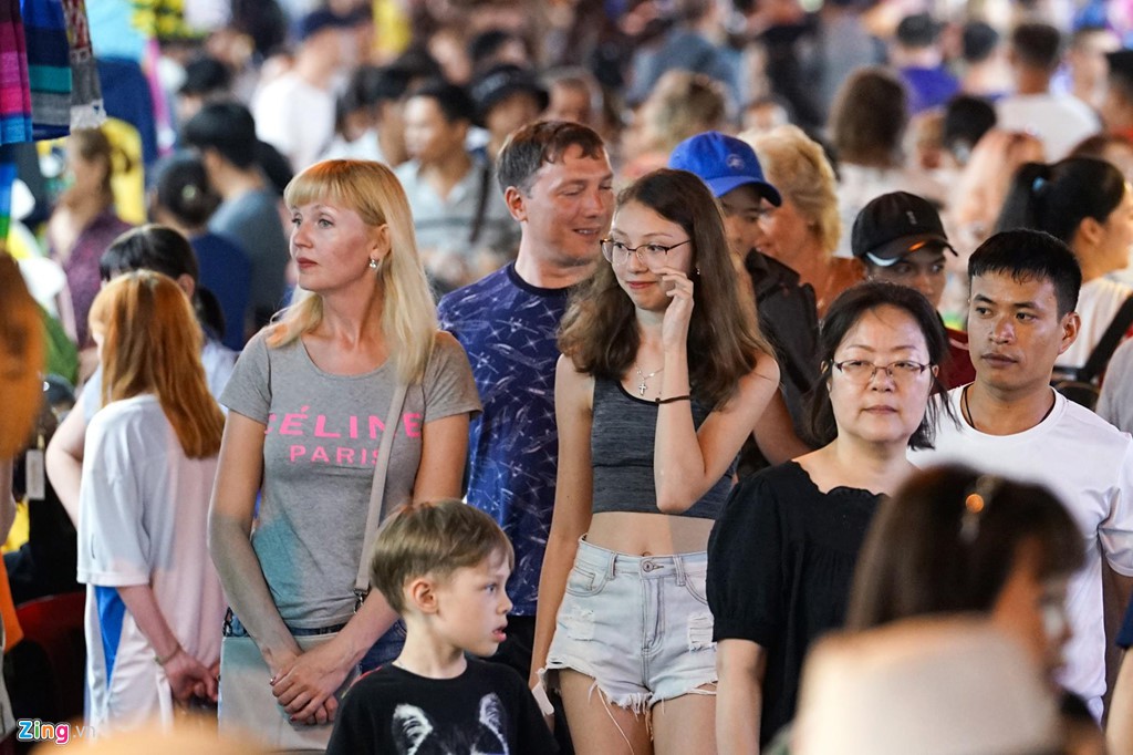 Vào chợ đêm Nha Trang cứ ngỡ như đang mua sắm ở nước ngoài - Ảnh 12.