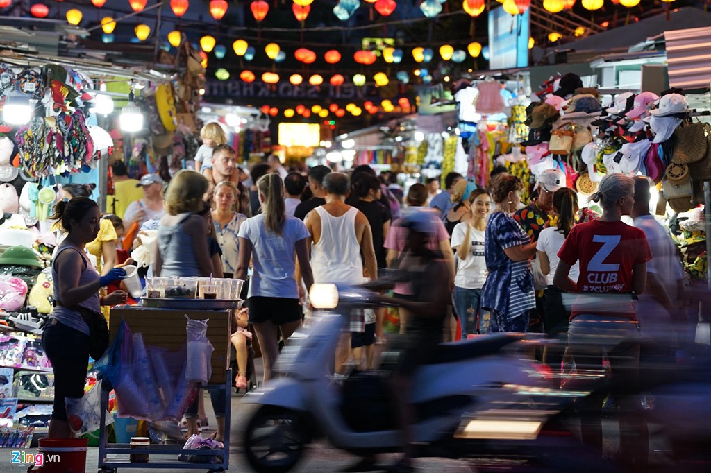 Vào chợ đêm Nha Trang cứ ngỡ như đang mua sắm ở nước ngoài - Ảnh 2.