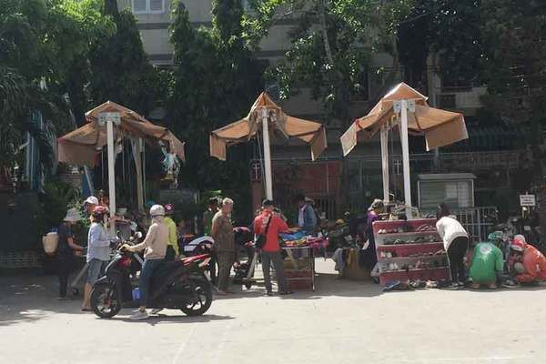 Chợ ở Sài Gòn, khách đến chỉ việc lấy đồ, không cần trả tiền - Ảnh 2. Chợ ở Sài Gòn, khách đến chỉ việc lấy đồ, không cần trả tiền - Ảnh 2.