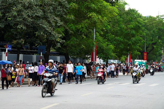 Hàng nghìn người dân xếp hàng viếng Lăng Chủ tịch Hồ Chí Minh - Ảnh 3. Hàng nghìn người dân xếp hàng viếng Lăng Chủ tịch Hồ Chí Minh - Ảnh 3.