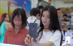 Samsung và Apple so kè từng chút một ở phân khúc smartphone cao cấp Việt Nam