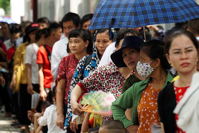 Hàng nghìn người dân xếp hàng viếng Lăng Chủ tịch Hồ Chí Minh - Ảnh 4. Hàng nghìn người dân xếp hàng viếng Lăng Chủ tịch Hồ Chí Minh - Ảnh 4.