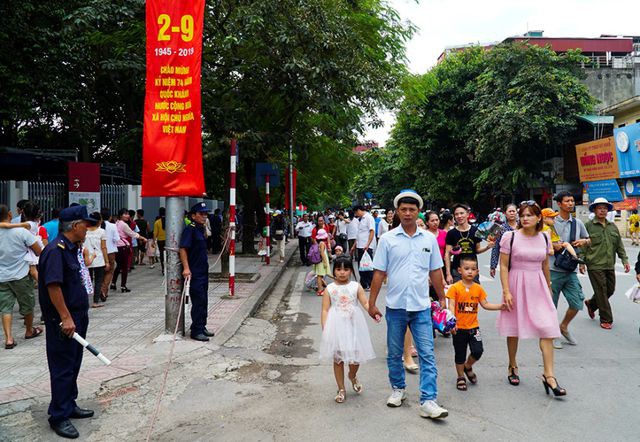 Hàng nghìn người dân xếp hàng viếng Lăng Chủ tịch Hồ Chí Minh - Ảnh 5. Hàng nghìn người dân xếp hàng viếng Lăng Chủ tịch Hồ Chí Minh - Ảnh 5.